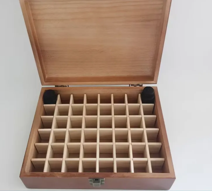 Coffret ouvert — alvéoles bois clair