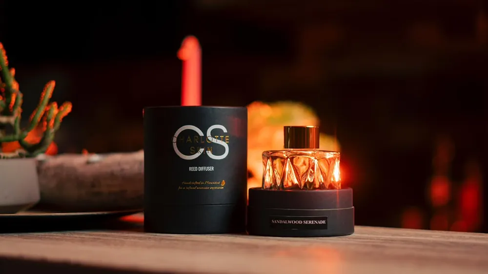 Diffuseur Sandalwood Serenade Charlotte Skin dans une ambiance chaleureuse