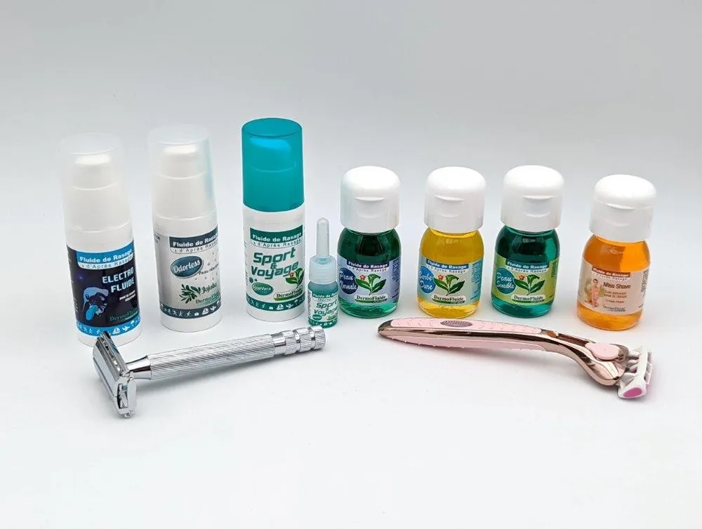 La gamme de rasage avec rasoir de sûreté et rasoir rose-or