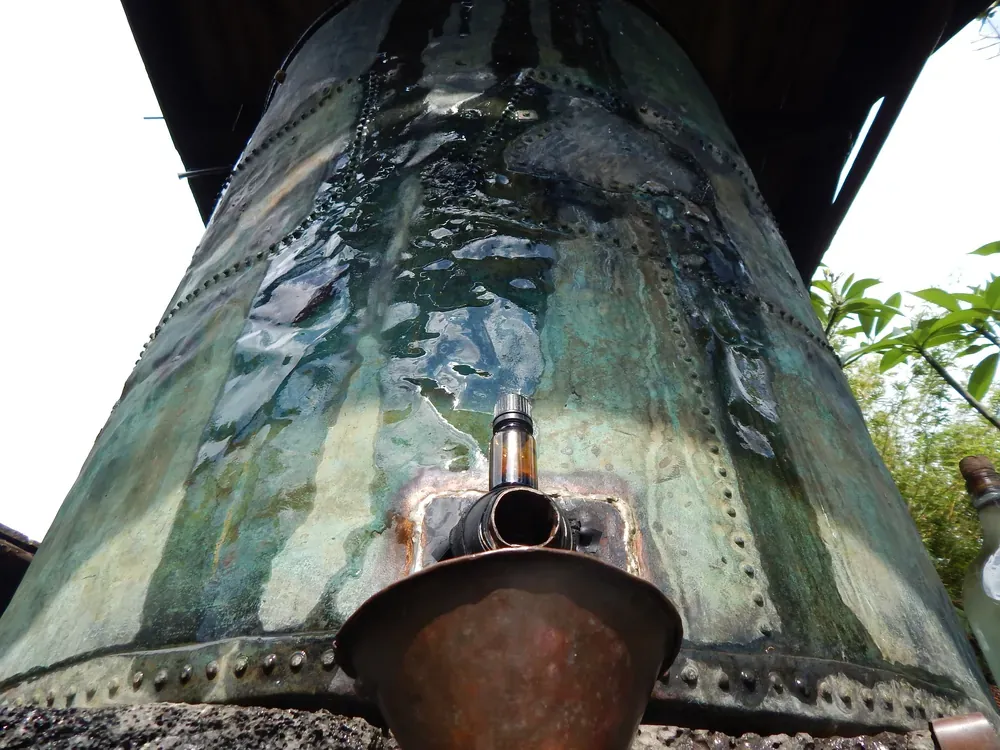 Feu sous l'alambic en cuivre — distillation artisanale à La Réunion
